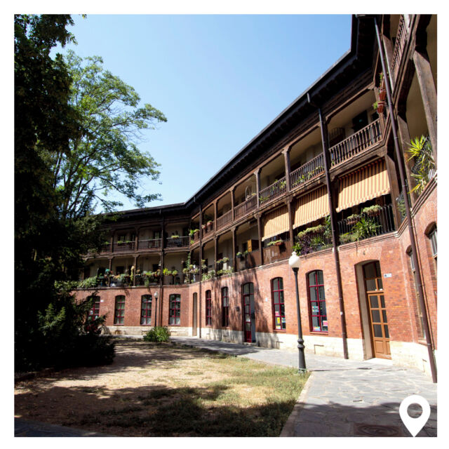 📍𝗔 𝟲 𝗺𝗶𝗻𝘂𝘁𝗼𝘀 𝗮 𝗽𝗶𝗲⁣⁣⁣
La plaza del Viejo Coso de Valladolid es uno de esos rincones escondidos que guardan un encanto especial. ¿Sabíais que fue la primera plaza de toros de la ciudad? Tenía capacidad para unos 8.000 espectadores, que se colocaban en los corredores exteriores que rodeaban la plaza.⁣
Hoy en día, el ruedo ha sido sustituido por un parque y los antiguos palcos han sido reformados para acoger viviendas⁣
.⁣
.⁣
.⁣
#Valladolid #hotelOlid #hotelesvalladolid #AlojamientoValladolid #alojamiento #turismo #turismoValladolid #TurismodeInterior
