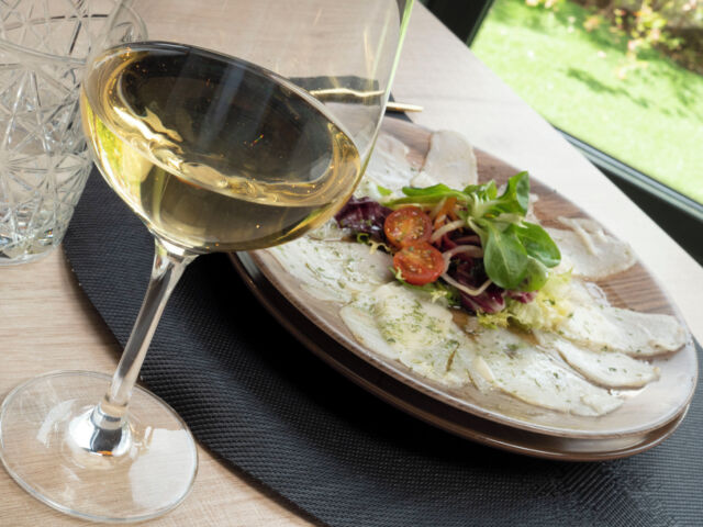 Te presentamos los platos que conforman nuestro menú de temporada para este otoño 🍁⁣
⁣
Primero, segundo y postre, perfectos para degustar los sabores de la tierra con toques internacionales. 🍽 Carpaccio, merluza y arroz con leche, pero no de la forma en la que los conoces...⁣
⁣
¡Ven a disfrutar de un menú con precio cerrado en pleno centro de Valladolid y disfruta de los sabores más originales!⁣
⁣
#Valladolid #HotelOlid #DóndeComerEnValladolid