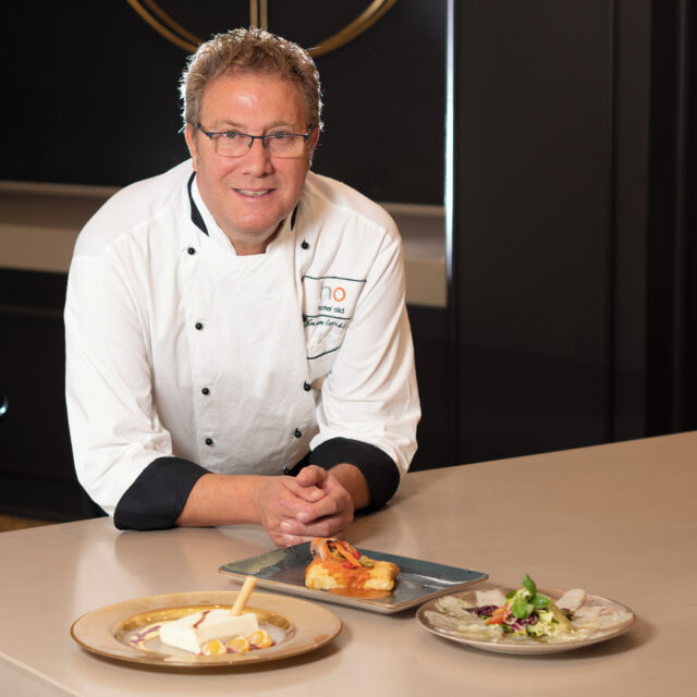 Con nosotros desde 1988, Juan Carlos Esteban es la persona detrás de nuestros menús. Su vida gira entorno a la cocina y así lo demuestra en sus creaciones 👨‍🍳⁣
⁣
Desde su puesto, incide en la idea del "gran equipo" que le acompaña y sin el que "nada de lo que se hacemos sería posible".⁣
⁣
#HotelOlid #QuéComerEnValladolid #ChefValladolid