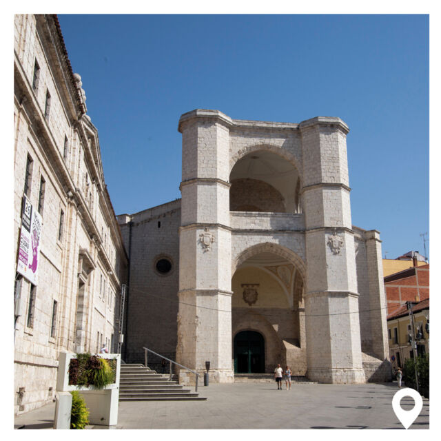 📍𝗔 𝟯 𝗺𝗶𝗻𝘂𝘁𝗼𝘀 𝗮 𝗽𝗶𝗲⁣
El monasterio de San Benito fue el más importante de la orden benedictina, con filiales en otras ciudades de España, en Inglaterra, en Austria, en Portugal y en el Nuevo Mundo y llegó a atesorar obras de incalculable valor, como el retablo de Alonso Berruguete o la sillería de autores como Andrés de Nájera, que hoy pueden verse en el Museo Nacional de Escultura.⁣
El impresionante pórtico-fachada de la iglesia, obra de Rodrigo Gil de Hontañón en el siglo XVI, contaba con dos cuerpos más. La altura del templo era, sin duda, impactante; pero los problemas de estabilidad obligaron a desmontar parte del pórtico en el siglo XIX.Una curiosidad: el escudo que se sitúa justo encima del portón es el único tallado en piedra que se conserva en España con las armas de José Bonaparte, que reinó como José I⁣
.⁣
.⁣
.⁣
#Valladolid #hotelOlid #hotelesvalladolid #AlojamientoValladolid #alojamiento #turismo #turismoValladolid #TurismodeInterior